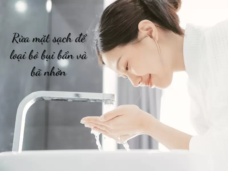 Hướng dẫn cách massage mặt đơn giản có thể làm tại nhà 2 Rửa mặt sạch để loại bỏ bụi bẩn và bã nhờn