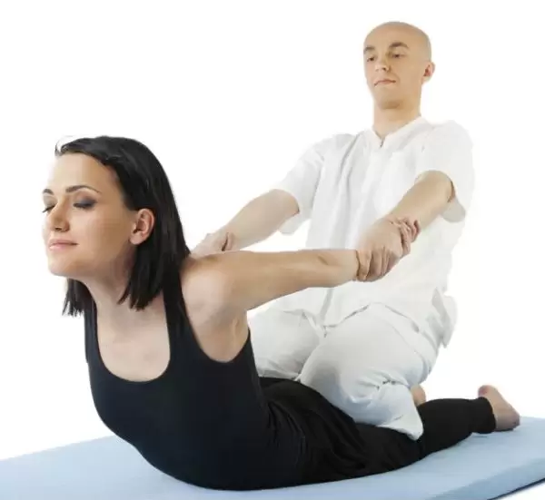 Massage Thái Là Gì? Tìm Hiểu Lịch Sử, Nguyên Lý, Kỹ Thuật Và Lợi Ích 2 Kỹ thuật kéo giãn trong massage Thái