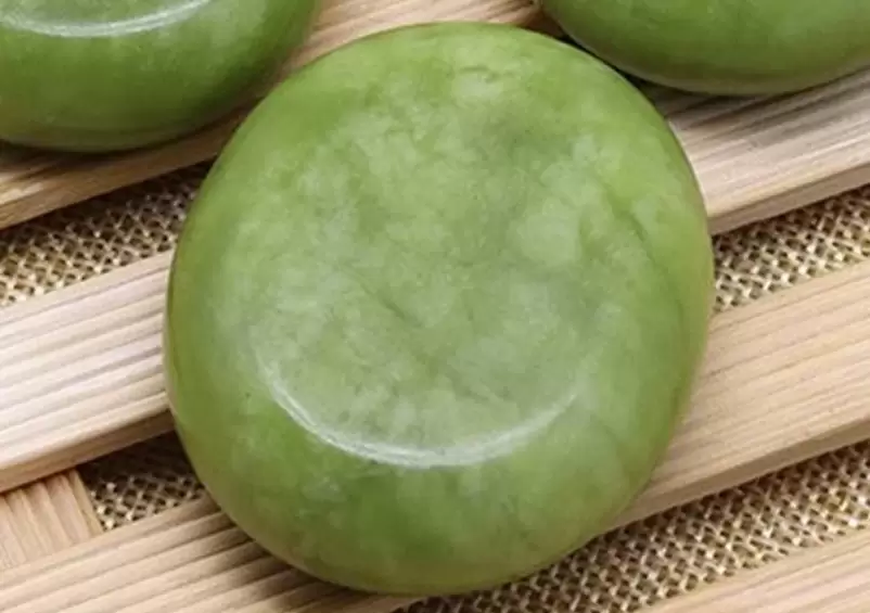 Massage Đá Nóng: Bí Quyết Giảm Đau & Thư Giãn Cực Hiệu Quả 3 đá ngọc oliu