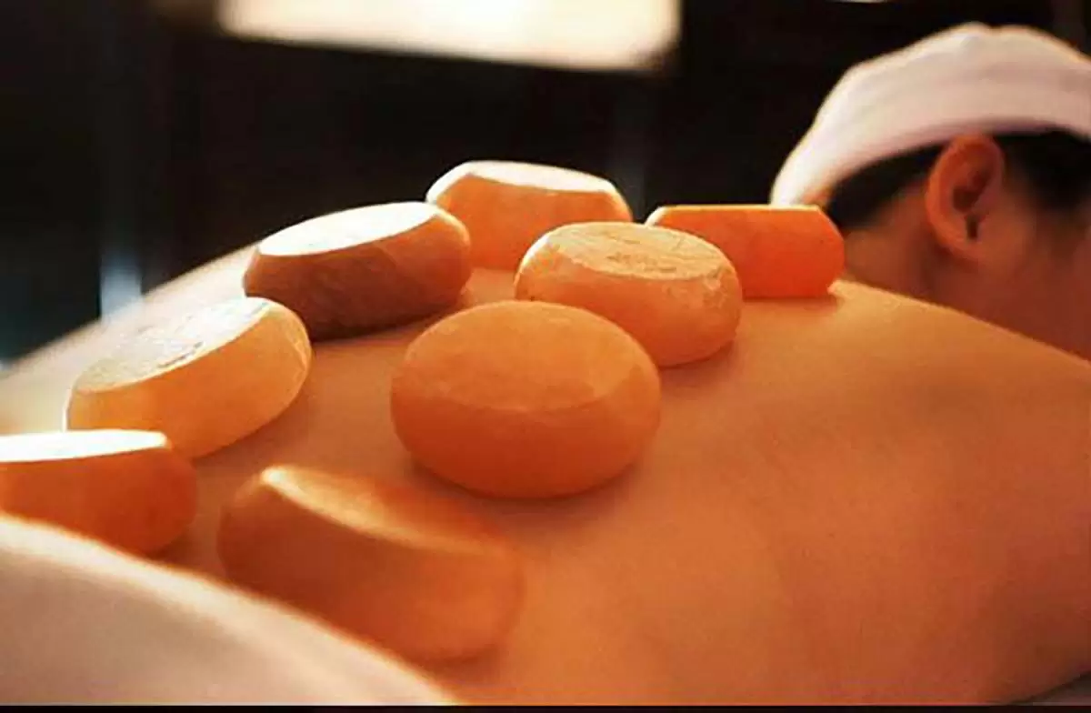 Massage Đá Nóng: Bí Quyết Giảm Đau & Thư Giãn Cực Hiệu Quả 4 Đá muối Himalaya