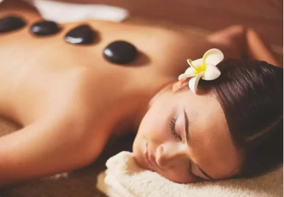 Massage Đá Nóng: Bí Quyết Giảm Đau & Thư Giãn Cực Hiệu Quả 5 Massage đá nóng là cả một liệu trình